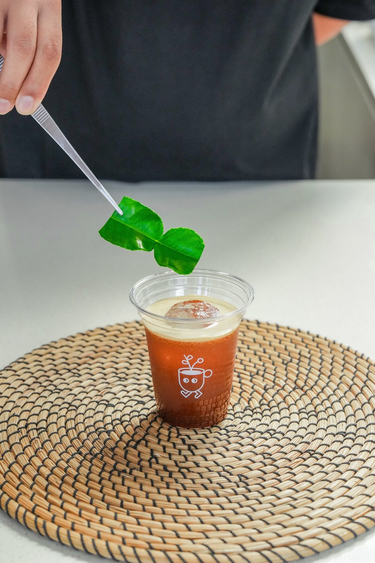 เครื่องดื่มที่ตกแต่งด้วยใบไม้ของ Brewtanist
